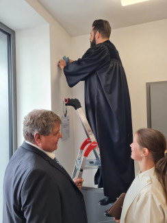 Aufhängen des Kreuzes im Bürgerhaus