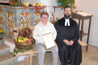 Kirchenpflegerin Schmitt mit Pfarrer Thiedmann