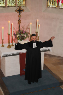 Pfarrer Thiedmann beim letzten Segen