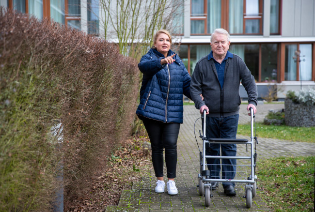 Senior mit Rollator
