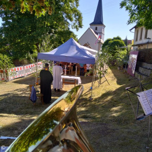 Mit Blick auf die Kirche in Bischwind