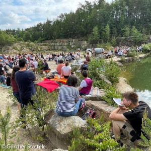 Am See im Steinbruch