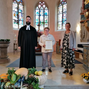 Jubilarin Schmitt mit Pfarrer Thiedmann und Vertrauensfrau Elisabeth Köhler