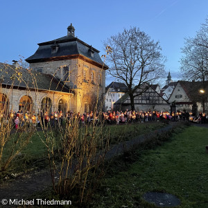 Kerzenmeer im Schlosshof