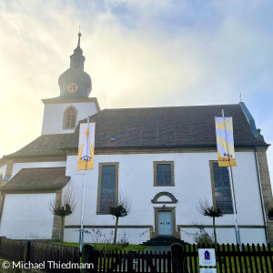 Weihnachtsfahnen am Kirchvorplatz