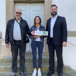 Rudolf Pfeil, Marion Fleischmann-Hilton und Pfr. Michael Thiedmann nach der Einweihung