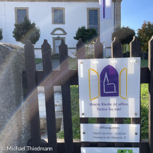 Das Signet der Radwegekirche vor dem Gebäude