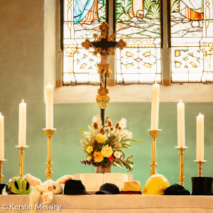 Altar mit Hüten